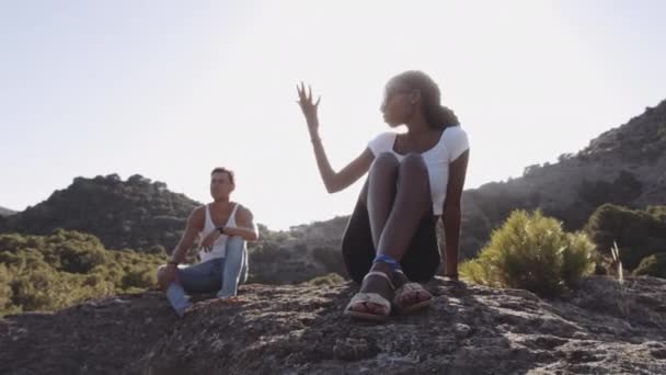 Молода туристична пара відпочиває в Ель - Чорро - Катрісайді — стокове відео