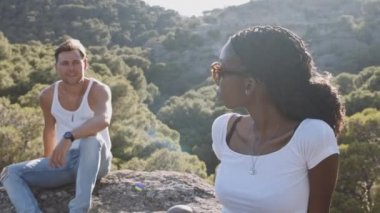 Genç çift El Chorro 'da Rahatlıyor ve Konuşuyor