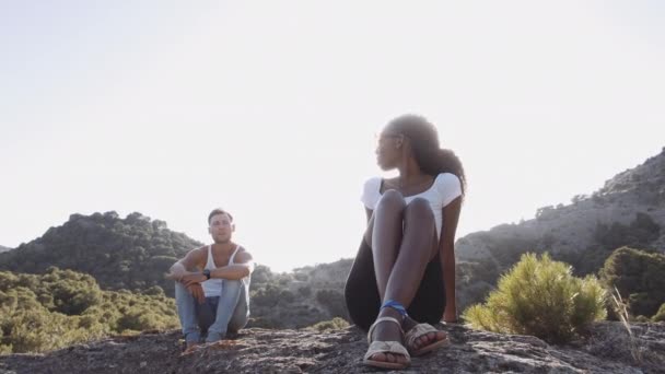 Молода пара в Ель - Чорро ландшафті — стокове відео