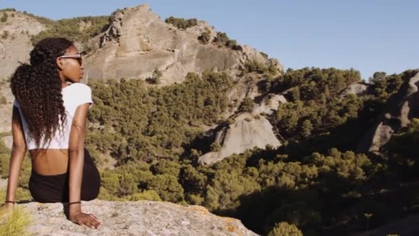 Jeune femme assise sur le rocher à El Chorro — Video