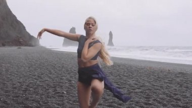 Güzel Bayan Dansçı Black Beach 'te Yorumlayıcı Dans Ediyor