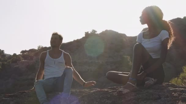 Пара під сонячним світлом у Ель - Чорро — стокове відео