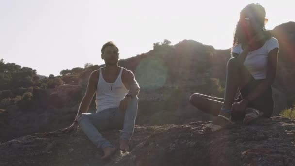 Пара, що сидить на скелі в Ель - Чорро — стокове відео