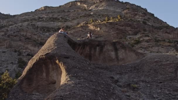 Пара сидячих у скелях Ель - Чорро — стокове відео