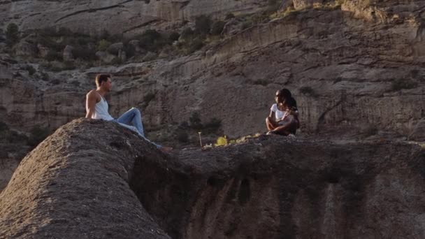 Пара в іспанському краєвиді скель — стокове відео