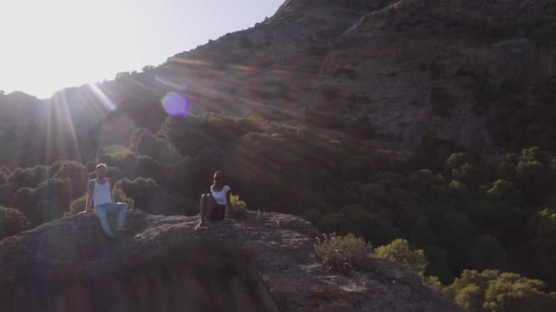 Turistpar sitter i soliga klippiga landskap — Stockvideo