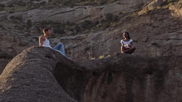 Casal relaxante na montanha de El Chorro — Vídeo de Stock