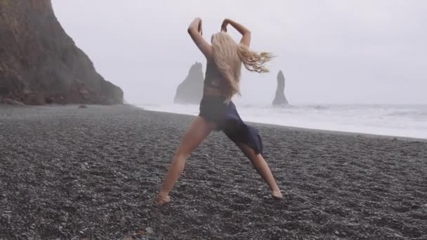 Erős szél a Black Beach és a tehetséges táncos Dance in Slow Motion — Stock videók