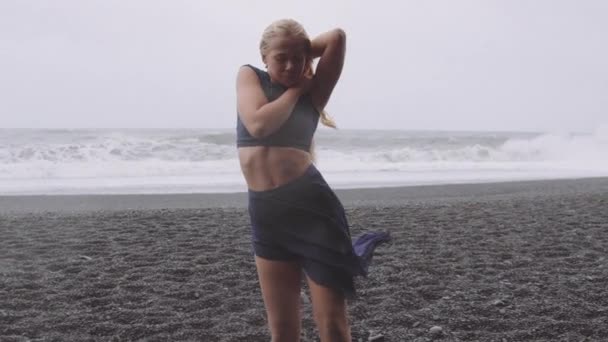 Dançarino pela Praia de Areia Negra e Ondas Fortes Bater na Costa em Fundo — Vídeo de Stock