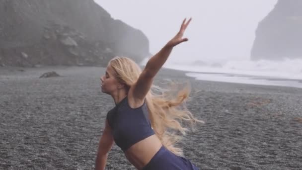 美丽的女人在黑色沙滩上的雨中跳舞 — 图库视频影像