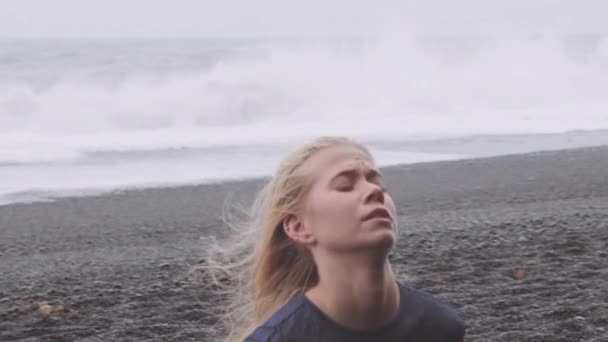 Meteo pomeriggio cupo e ballerina a Black Beach — Video Stock