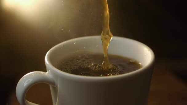 Verter café en cámara lenta y gotitas — Vídeos de Stock