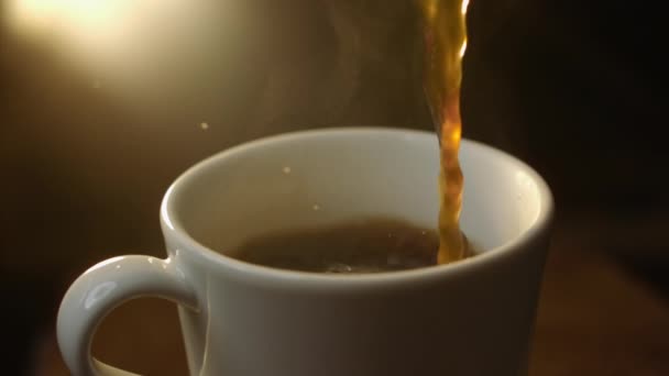 Café quente derramando com vapor quente em câmera lenta — Vídeo de Stock