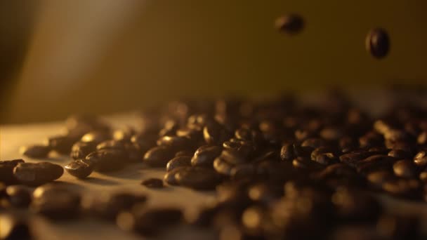 咖啡豆慢动作倒在桌子上的宏观镜头 — 图库视频影像