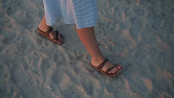 Žena chůze na pláži v sandálech — Stock video