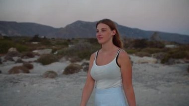 Kızıl Saçlı Gün Batımında Sahilde Yürüyor