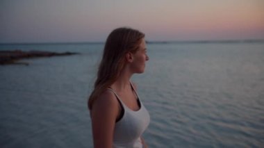 Denizde Gün Batımına Bakmak İçin Yürüyen Kadın