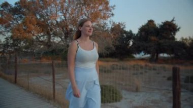 Tahta kaldırımda Yürüyen Genç Kadın