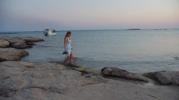 抱着骷髅在海里散步的女人 — 图库视频影像