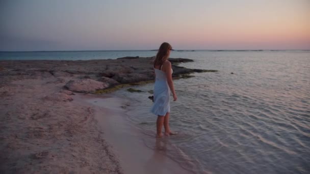 Frau steht am Strand im Meer — Stockvideo