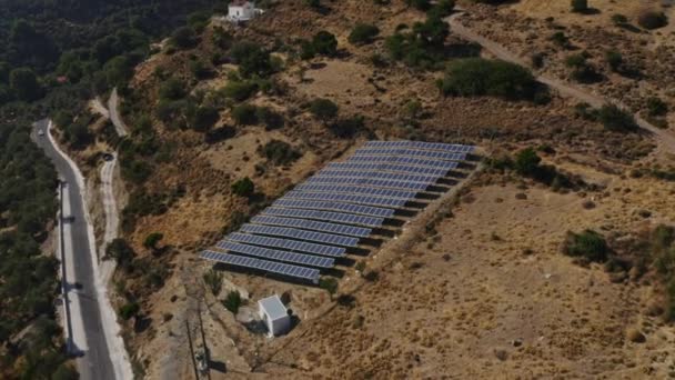 Luchtfoto van rijen zonnepanelen bij de bergen op Kreta, Griekenland — Stockvideo