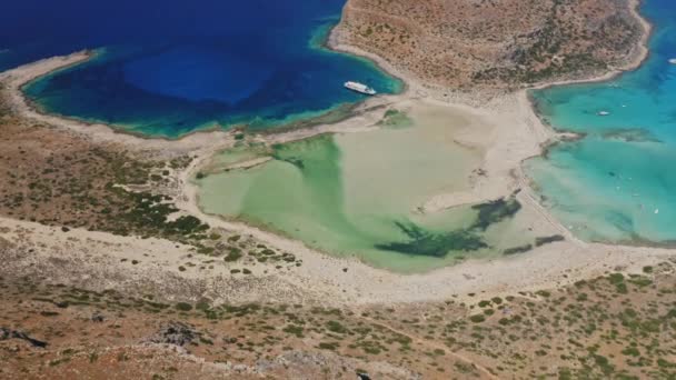 Majestuosa toma aérea del paisaje de la laguna Balos con agua azul azur — Vídeo de stock
