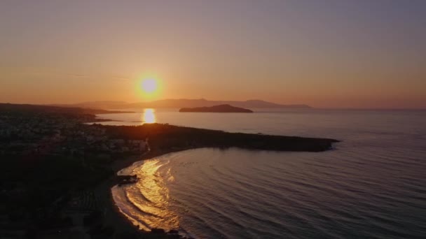 ギリシャのチャニア・クレタ島での日没のドローンショット — ストック動画