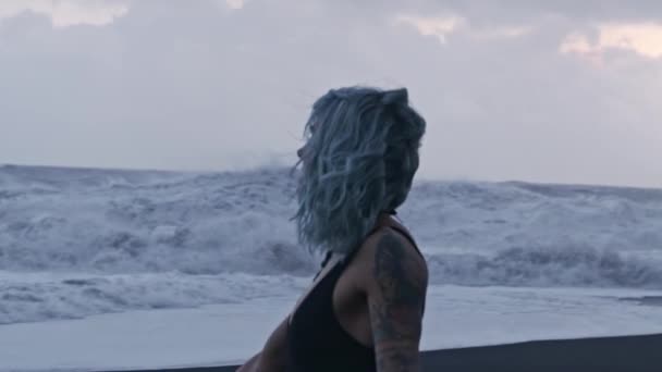 Bella ragazza fredda con i capelli blu sulla spiaggia — Video Stock