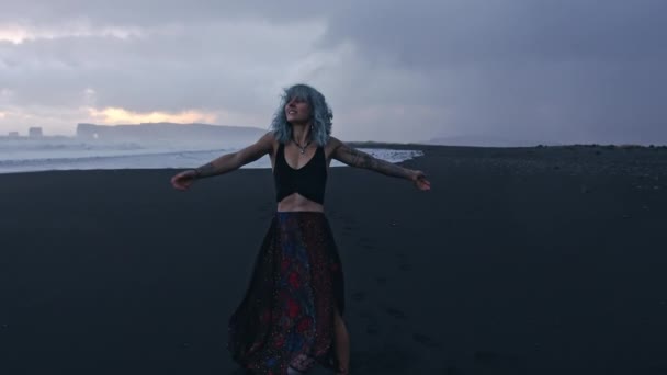 검은 해변에서 무료로 춤추는 쿨 한 여자 — 비디오
