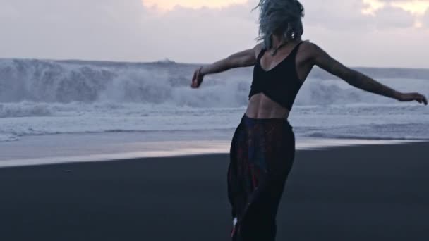 Sahilde Mavi Saçlı Dans Eden Havalı Kız — Stok video