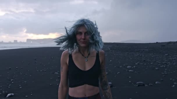 Fajna dziewczyna na plaży Black Sand — Wideo stockowe