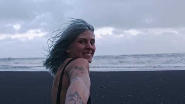 Sorridente tatuato blu dai capelli ragazza sulla spiaggia — Video Stock