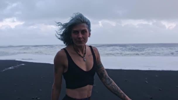 Ragazza fresca spensierata che gode di sabbia nera Beach — Video Stock