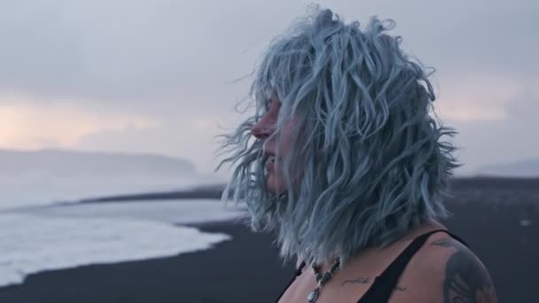 Fille aux cheveux bleus regardant vers la mer — Video