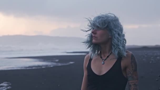 Cooles Mädchen mit blauen Haaren mit Blick aufs Meer — Stockvideo