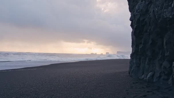 Θάλασσα ηλιοβασιλέματος από μαύρη άμμο παραλία — Αρχείο Βίντεο