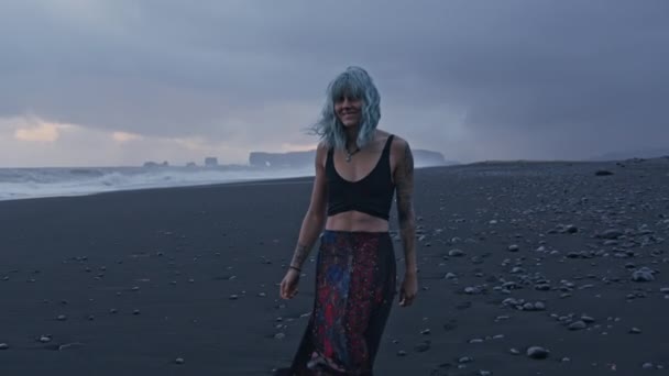 Hermosa mujer caminando en negro playa — Vídeo de stock