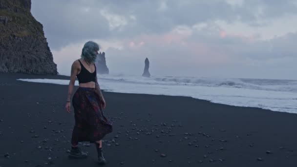 Cool Girl con el pelo azul en la playa negra — Vídeo de stock