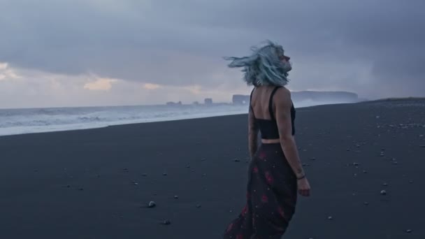 Menina legal bonita sentindo-se livre na praia preta — Vídeo de Stock