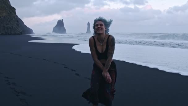 Skoki dla radości Niebieskie włosy dziewczyna na czarnej plaży — Wideo stockowe