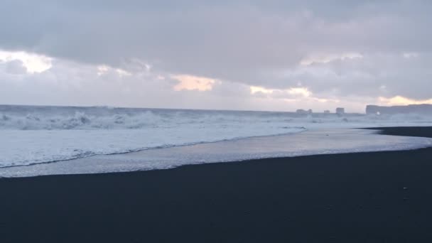 砕けるサーフと黒砂のビーチ — ストック動画