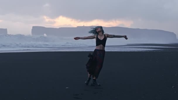 Girando ragazza fresca sulla spiaggia di sabbia nera — Video Stock