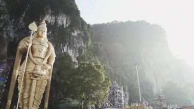 Batu Mağaralarındaki Lord Murugan Heykeli ve Merdivenleri