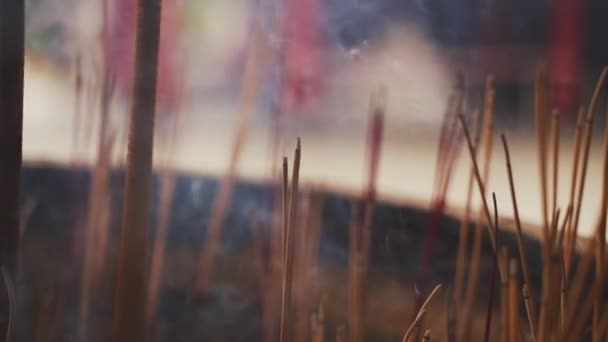 Rökelsestickor brinner i Thean Hou templet — Stockvideo