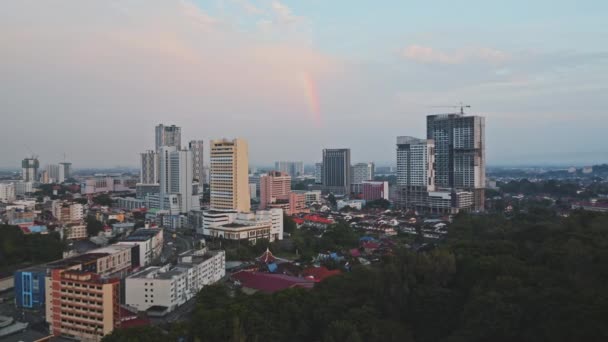 İHA Kuala Kerestesi üzerinde Gökkuşağına doğru — Stok video