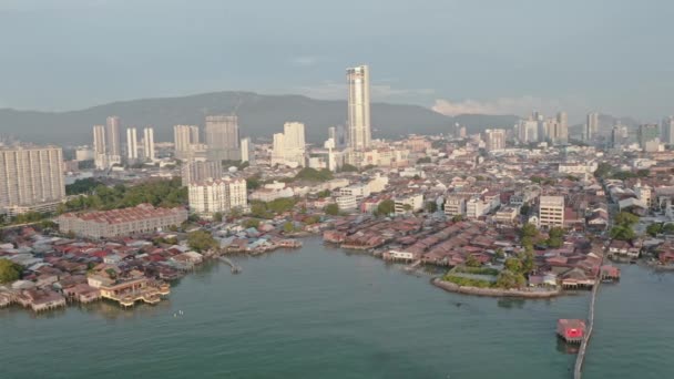 Vol De Drone Au-dessus Du Détroit De Penang Vers George Town — Video