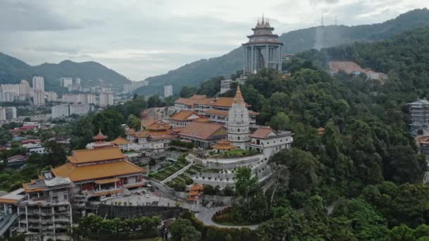 Drönare flyg över Kek Lok Si Temple — Stockvideo