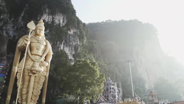 Estátua e escada de Lord Murugan nas cavernas de Batu — Vídeo de Stock