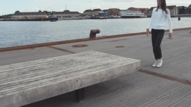 Rıhtımların oradaki Bençe Yaklaşan Genç