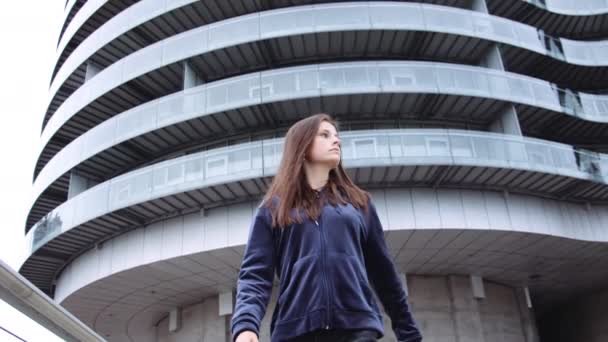 Modèle féminin attrayant Marcher au milieu de la route avec de grands bâtiments — Video